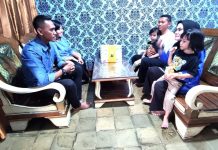 Pererat Kekeluargaan, Perwira Yonmarhanlan VI Makassar melaksanakan Anjangsana ke Rumah Prajurit. FOTO: Dan Ton 1 Kompi Senapan A Letda Marinir Ronny Anto Damima beserta istri melaksanakan anjangsana ke rumah salah satu prajuritnya yakni Kopka Marinir Mujiono di komplek TNI AL Dewa Kembar Blok G no.140 Kelurahan Tamallabba, Kecamatan Ujung Tanah, Makassar. Sabtu (15/04/2023).