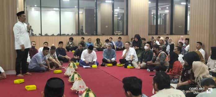 FOTO: Menteri Pertanian periode 2014-2019 Dr. Ir. H. Andi Amran Sulaiman, M.P menggelar buka puasa bersama dengan dengan ratusan awak media di AAS Building Jl. Urip Sumoharjo No.3, Panaikang, Kec. Panakkukang, Kota Makassar. Jumat (14/4).