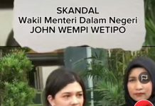 Video Viral Seorang Wanita Mengaku Punya Anak dari Wamendagri John Wempi Wetipo Foto Hasil tangkap layar dari video viral akun TikTok Ledok Wareng. Baju putih mengaku memiliki anak dari hubungannya dengan Wamendagri John Wempi Wetipo.