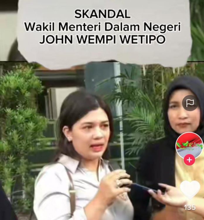 Foto Hasil tangkap layar dari video viral akun TikTok Ledok Wareng. Baju putih mengaku memiliki anak dari hubungannya dengan Wamendagri John Wempi Wetipo.