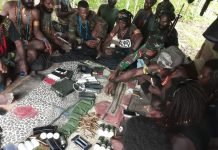 Beredar Foto Teroris KKB Kuasai Senjata dan Peluru Tajam Diduga Milik Yonif R 321/GT Beredar Foto Kelompok Teroris KKB Kuasai sejumlah Amunisi, Senjata dan Handphone diduga milik Satuan Tugas Batalyon Infanteri Yonif Raider 321/Galuh Taruna (Yonif R 321/GT)