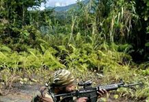 Kontak Tembak dengan KKB, Dua Anggota Brimob Gugur di Puncak Jaya Beredar Foto Kelompok Teroris KKB Kuasai sejumlah Amunisi, Senjata dan Handphone diduga milik Satuan Tugas Batalyon Infanteri Yonif Raider 321/Galuh Taruna (Yonif R 321/GT)