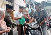 Berbagi Ratusan Paket Sembako, dr Udin Malik: Hal Baik Harus Terus Dilanjutkan FOTO: Ketua Forum Kemanusian Kota Makassar (FKKM), dr Udin Malik bersama Golorong Indonesia berbagi 135 paket sembako, Senin (17/04).
