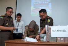 HA, AA dan TP Kembalikan Uang Dugaan Hasil Korupsi di PDAM Makassar FOTO: Uang sejumlah Rp 1.587.612.000 dikembalikan oleh Saksi HA, AA dan TP ke pihak Kejati Sulsel (foto istimewa)
