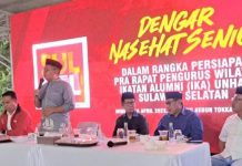 IKA Unhas Gelar Acara “Dengar Nasehat Senior” di Bukit Tokka Maros FOTO: Danny Pomanto (berdiri) bersama para senior dan pengurus IKA Unhas Wilayah Sulsel saat Dengar Nasehat Senior dan Buka Puasa Bersama di Tokka Tenarata, Maros, Ahad (16/04/2023). Foto: Ist/kabarika.id