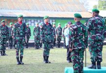 Beri Semangat Prajurit Di Bulan Puasa, Dandim 1702/JWY Pimpin Upacara Bendera Hari Senin FOTO: Dandim 1702/JWY Letkol Cpn Athenius Murip.S.H.,M.H., gelar upacara pengibaran bendera merah putih bertempat di lapangan apel Kodim 1702/JWY, Jl. Yos Sudarso, Distrik Wamena, Kabupaten Jayawijaya.(17/04/2023)