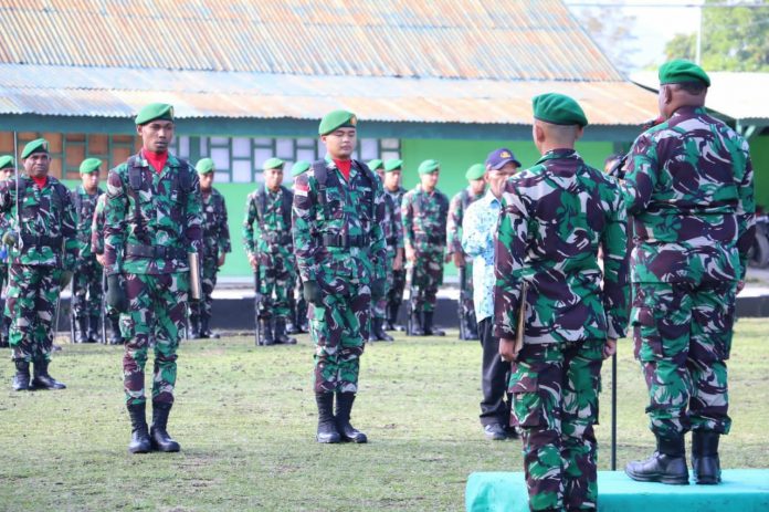 FOTO: Dandim 1702/JWY Letkol Cpn Athenius Murip.S.H.,M.H., gelar upacara pengibaran bendera merah putih bertempat di lapangan apel Kodim 1702/JWY, Jl. Yos Sudarso, Distrik Wamena, Kabupaten Jayawijaya.(17/04/2023)