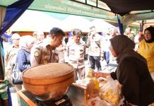 Mentan SYL Tinjau Bazar Ramadhan Kementan, Sediakan Bapok Murah FOTO: Menteri Pertanian Syahrul Yasin Limpo (Mentan SYL) meninjau Bazar Ramadhan yang diadakan tanggal 20 Maret - 18 April 2023 di halaman parkir Auditorium Gedung F Kementerian Pertanian.