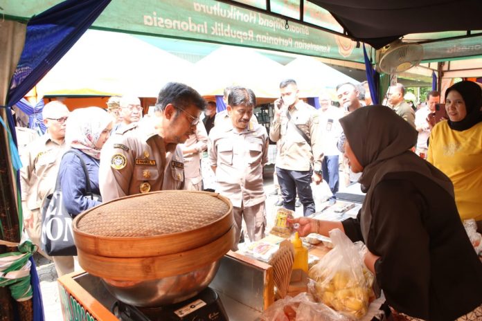 FOTO: Menteri Pertanian Syahrul Yasin Limpo (Mentan SYL) meninjau Bazar Ramadhan yang diadakan tanggal 20 Maret - 18 April 2023 di halaman parkir Auditorium Gedung F Kementerian Pertanian.