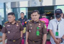 Tim Tabur Kejati Sulsel Tangkap Buronan Korupsi Dinas Sosial Toraja Utara FOTO: Kasi Penkum Kejati Sulsel Soetarmi, S.H.,M.H. tengah bersama Tim Tabur Kejati Sulsel saat menggelar keterangan pers di kantor Kejati Sulsel. Selasa (18/4)