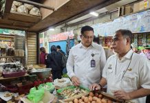 Ketersediaan Daging Sapi, Ayam dan Telur Jelang Lebaran Terpantau Aman dan Mencukupi FOTO: Direktur Jenderal Peternakan dan Kesehatan Hewan (Dirjen PKH) Nasrullah, saat meninjau salah satu pasar di Jakarta.
