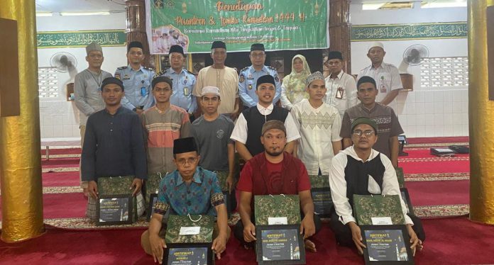 FOTO: Lapas Kelas I Makassar bagikan hadiah lomba kepada Warga Binaan Pemasyarakatan (WBP). Bertempat di Masjid Da'watul Ikhsan Lapas Makassar, Senin (17/4/23).