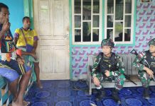 Satgas Yonif 132/BS Sambangi Rumah Salah Satu Tokoh Pemuda Distrik Waris FOTO: Satgas Yonif 132/BS Pos Waris melaksanakan kegiatan anjangsana ke rumah salah satu tokoh pemuda Di Kp.Banda, Distrik Waris, Kab.Keerom, Provinsi Papua, Senin (17/04/2023).