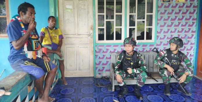 FOTO: Satgas Yonif 132/BS Pos Waris melaksanakan kegiatan anjangsana ke rumah salah satu tokoh pemuda Di Kp.Banda, Distrik Waris, Kab.Keerom, Provinsi Papua, Senin (17/04/2023).