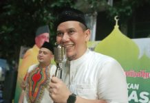 Juara Liga Indonesia, Fadly Padi Beri Ucapan Selamat Kepada Appi dan PSM FOTO: Artis ibu kota Jakarta Andi Fadly Arifuddin Mattotorang atau Fadly Padi diacara panggung kuning partai Golkar. Rabu (19/4/2023)
