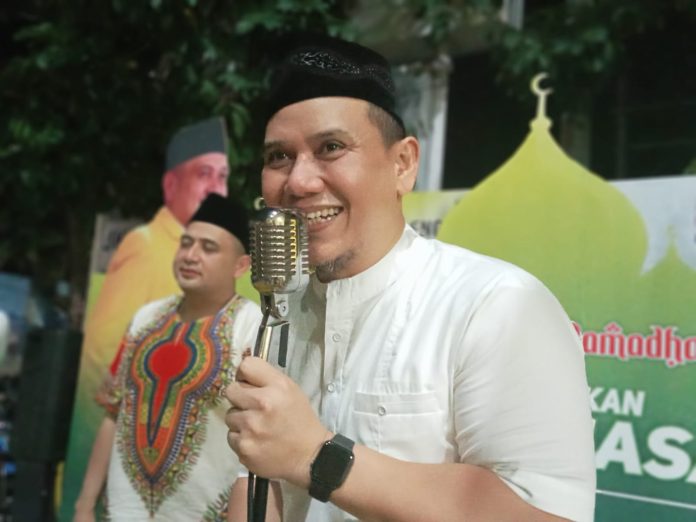 FOTO: Artis ibu kota Jakarta Andi Fadly Arifuddin Mattotorang atau Fadly Padi diacara panggung kuning partai Golkar. Rabu (19/4/2023)