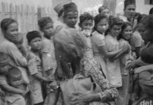 Pemudik ada Sejak Pemerintahan Hindia Belanda, ini Kliping Iklan Mudik 1937 FOTO: Suasana saat Belanda membagikan pakaian untuk masyarakat Pribumi Foto: (Foto : Dok Yayasan Dapuran Kipahare/Istimewa)