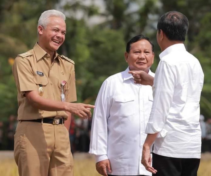 FOTO: Gubernur Jawa Tengah Ganjar Pranowo, Menteri Pertahanan Prabowo Subianto dan Presiden Jokowi saat panen raya beberapa waktu lalu di Jawa Tengah. (Properti galeri akun Facebook Prabowo Subianto)