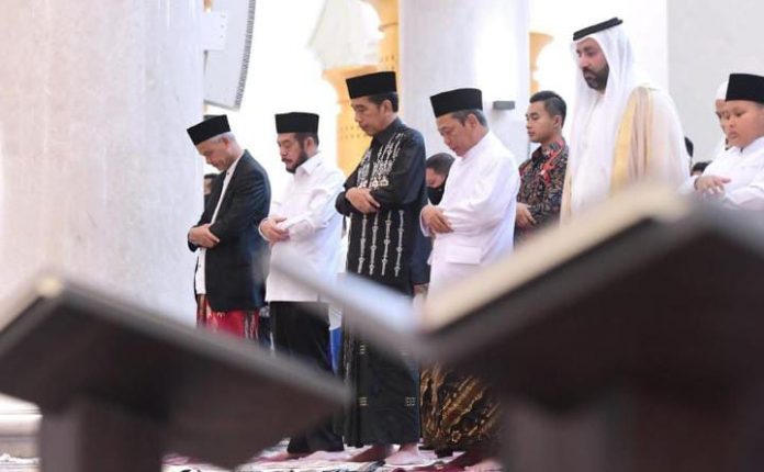 FOTO: Presiden Jokowi dan melaksanakan salat Idulfitri 1444 Hijriah di Masjid Raya Sheikh Zayed, Kota Surakarta, Jawa Tengah, Sabtu (22/04/2023) pagi. (Foto: BPMI Setpres)