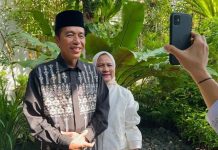 Presiden Jokowi dan Ibu Iriana sampaikan Ucapan Selamat Hari Raya Idulfitri 1444 Hijriah FOTO: Presiden Joko Widodo (Jokowi) bersama ibu negara, Iriana Jokowi usai melaksanakan salat Idulfitri 1444 Hijriah di Masjid Raya Sheikh Zayed, Kota Surakarta, Jawa Tengah, Sabtu (22/04/2023)
