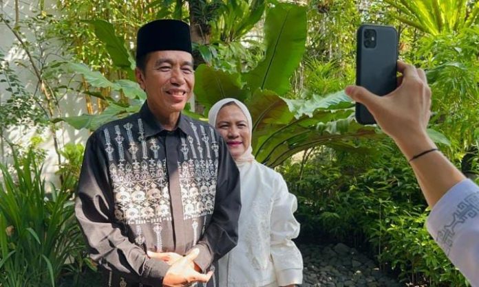 FOTO: Presiden Joko Widodo (Jokowi) bersama ibu negara, Iriana Jokowi usai melaksanakan salat Idulfitri 1444 Hijriah di Masjid Raya Sheikh Zayed, Kota Surakarta, Jawa Tengah, Sabtu (22/04/2023)