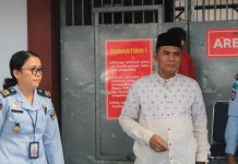 Kadiv PAS Kumham Sulsel Apresiasi Pelayanan Kunjungan Tatap Muka di Lapas Makassar FOTO:Kadiv PAS Kumham Sulsel Dr. Suprapto,M.H. saat memantau langsung kunjungan tatap muka setelah melaksanakan sholat idul fitri dan pemberian remisi. Sabtu (22/04/2023).