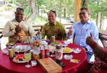 Berikan Contoh Toleransi Hari Raya Idul Fitri, Dandim 1702/JWY Laksanakan Silaturahmi FOTO: Dandim 1702/JWY Letkol Cpn Athenius Murip.S.H.,M.H., didampingi Dr. Idawati Athenius Murip silahturahmi seluruh anggota Kodim 1702/JWY dan Forkopimda Jayawijaya, Bertempat di Distrik Wamena, Kabupaten Jayawijaya, Provinsi Papua Pegunungan.(22/04/2023)