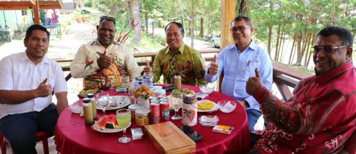 FOTO: Dandim 1702/JWY Letkol Cpn Athenius Murip.S.H.,M.H., didampingi Dr. Idawati Athenius Murip silahturahmi seluruh anggota Kodim 1702/JWY dan Forkopimda Jayawijaya, Bertempat di Distrik Wamena, Kabupaten Jayawijaya, Provinsi Papua Pegunungan.(22/04/2023)