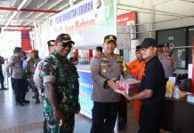 Yakinkan Hari Raya Idul Fitri 2023 Aman, Kodim 1702/JWY Laksanakan Patroli Seputaran Wamena FOTO: Dandim 1702/JWY Letkol Cpn Athenius Murip.S.H.,M.H., laksanakan patroli gabungan TNI-POLRI dalam rangka mengantisipasi situasi keamanan dan ketertiban masyarakat seputaran Kab Jayawijaya menjelang hari raya idul fitri Tahun 2023 H/ 1444 H.(21/04/2023)