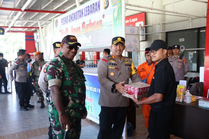 FOTO: Dandim 1702/JWY Letkol Cpn Athenius Murip.S.H.,M.H., laksanakan patroli gabungan TNI-POLRI dalam rangka mengantisipasi situasi keamanan dan ketertiban masyarakat seputaran Kab Jayawijaya menjelang hari raya idul fitri Tahun 2023 H/ 1444 H.(21/04/2023)