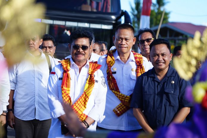 FOTO: Menteri Pertanian Syahrul Yasin Limpo bersama Bupati Bantaeng dalam dialog terbuka bersama petani dan penyuluh di Poktan Paranggala, Kelurahan Lembang, Bantaeng, Sulawesi Selatan, Senin, 24 April 2023.