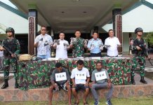Warga PNG Kembali Ditangkap Karena Mengedarkan Ganja Di Indonesia FOTO: Kasrem 172/PWY Kolonel Inf Bayu Sudarmanto, didamping pihak BNN, Beacukai, Imigrasi dan Ditnarkoba Polda Papua menggelar keterangan pers di Makorem, Rabu (26/4),