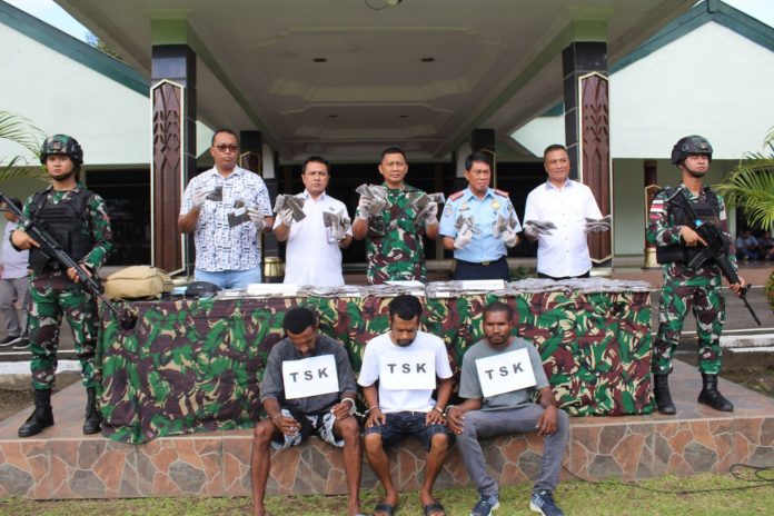 FOTO: Kasrem 172/PWY Kolonel Inf Bayu Sudarmanto, didamping pihak BNN, Beacukai, Imigrasi dan Ditnarkoba Polda Papua menggelar keterangan pers di Makorem, Rabu (26/4),