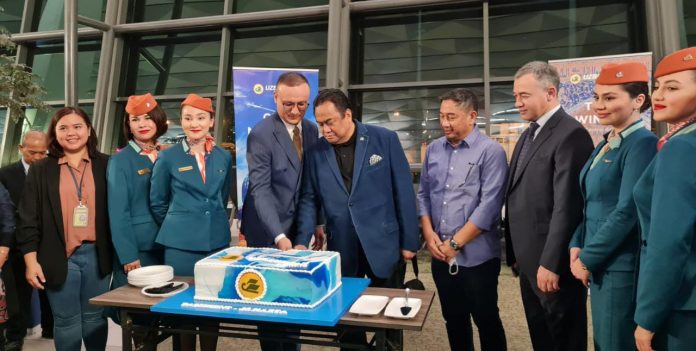 FOTO: Wakil Ketua DPR RI Bidang Korinbang, Rachmat Gobel, saat melepas penerbangan perdana maskapai penerbangan Uzbekistan Airways di Bandara Soekarno-Hatta.Rabu malam, 26 April 2023.