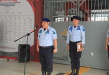 Lapas Makassar Gelar Apel Memperingati Hari Bhakti Pemasyarakatan Ke-59 FOTO: Kepala Lembaga Pemasyarakatan Kelas I Makassar Hernowo Sugiastanto sebagai pemimpin apel di Selasar pintu 2 dan 3 Lapas Makassar. Kamis, 27 April 2023.