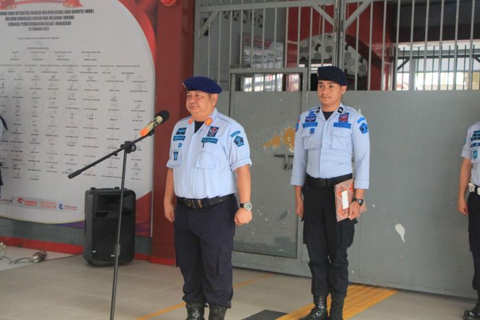 FOTO: Kepala Lembaga Pemasyarakatan Kelas I Makassar Hernowo Sugiastanto sebagai pemimpin apel di Selasar pintu 2 dan 3 Lapas Makassar. Kamis, 27 April 2023.