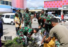 Wujud Nyata Kepedulian Prajurit Wamena, Kodim 1702/JWY Ajak Masyarakat Bersihkan Jalan FOTO: Dandim 1702/JWY Letkol Cpn Athenius Murip.S.H.,M.H., didampingi Pasi Ter Kodim 1702/JWY Kapten Inf Nur Abdillah gelar karya bakti membantu membersihkan saluran pembuangan, bertempat di Distrik Wamena, Kab. Jayawijaya, Prov. Papua Pegunungan.(25/04/2023)