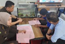 Tersangka Dugaan Korupsi Penyimpangan Penetapan Harga Jual Pasir Laut Takalar Diserahkan ke JPU FOTO: Tim Jaksa Penyidik Pidsus Kejati Sulsel melaksanakan penyerahan tersangka dan barang bukti kepada Tim Penuntut Umum Kejati Sulsel dan Tim Penuntut Umum pada Kejari Takalar bertempat di Lapas kelas 1A Makassar. Kamis (27/4)