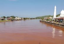 Sungai Malili dan Pesisir Laut Lampia Berwana Merah, Diduga Limbah Milik PT. Citra Lampia Mandiri FOTO: Sungai Malili dan Pesisir Laut Lampia Berwana Merah