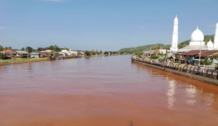 FOTO: Sungai Malili dan Pesisir Laut Lampia Berwana Merah