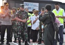 Sudah 385 WNI dari Sudan Tiba di Tanah Air FOTO: Menlu Retno Marsudi dan Panglima TNI Laksamana Yudo Margono sambut kedatangan WNI dari Sudan di Jakarta, Jumat (28/04/2023). (Foto: Humas Kemlu)