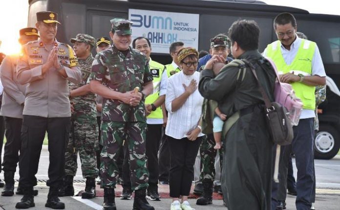 FOTO: Menlu Retno Marsudi dan Panglima TNI Laksamana Yudo Margono sambut kedatangan WNI dari Sudan di Jakarta, Jumat (28/04/2023). (Foto: Humas Kemlu)