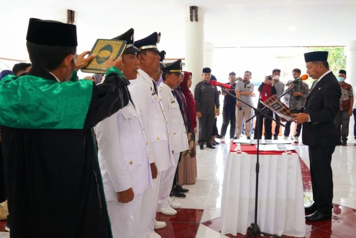 FOTO: Bupati Bulukumba Andi Muchtar Ali Yusuf melaksanakan pelantikan pejabat administrator (eselon 3) dan pejabat pengawas (eselon 4) di Pendopo Rujab Bupati, Jumat 29 April 2023.