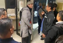 Usai Ludahi Imam Masjid, Pria Australia Diciduk di Bandara Soetta FOTO: WN Australia berinisial MB yang meludahi Imam Masjid Al-Muhajir Bandung, Saat diamankan oleh pihak kepolisian di di Bandara Soekarno-Hatta. Sabtu (29/4)