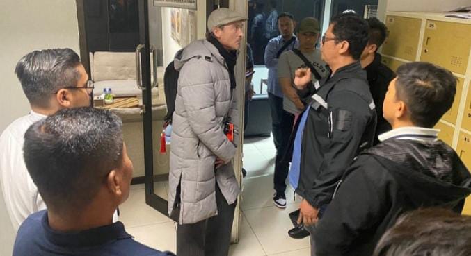 IMG-20230429-WA0118 FOTO: WN Australia berinisial MB yang meludahi Imam Masjid Al-Muhajir Bandung, Saat diamankan oleh pihak kepolisian di di Bandara Soekarno-Hatta. Sabtu (29/4)