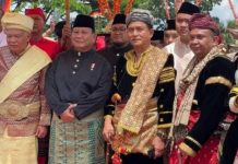 Ditemani Yusril Hadiri Pengukuhan Gelar Datuk Rajo Basa, Warga Padang: Prabowo Presiden FOTO: Menteri Pertahanan Prabowo Subianto bersama Ketua umum Partai Bulan Bintang, Prof Yusril Ihza Mahendra menghadiri kegiatan di Batusangkar, Sumatera Barat, Sabtu dan Minggu 28-29 April 2023.