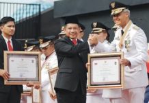 Jawa Tengah Kembali Raih Penghargaan dan Provinsi Berkinerja Terbaik FOTO: Gubernur Jawa Ganjar Pranowo saat menerima penghargaan dari Menteri Dalam Negeri Peringatan Hari Otonomi Daerah XXVII di Kota Makassar, Sulawesi Selatan, Sabtu, 29 April 2023.