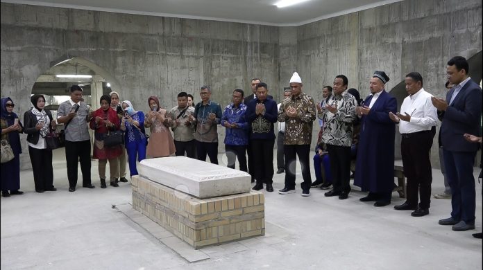 FOTO: Wakil Ketua DPR RI Bidang Korinbang, Rachmat Gobel melakukan ziarah ke makam Imam Bukhori di Samarkand. Jumat, 28 April 2023.