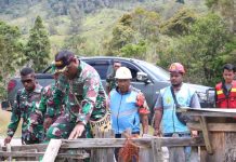 Bangun Pelosok Wamena Dengan TMMD, Dandim 1702/JWY Tinjau Lokasi Di Distrik Walaik FOTO: Dandim 1702/JWY Letkol Cpn Athenius Murip.S.H.,M.H., bersama Pasi Ter Kodim 1702/JWY Kapten Inf Nur Abdillah melakukan peninjauan lokasi TMMD, bertempat di Distrik Walaik, Kabupaten Jayawijaya, Provinsi Papua pegunungan.(27/04/2023)