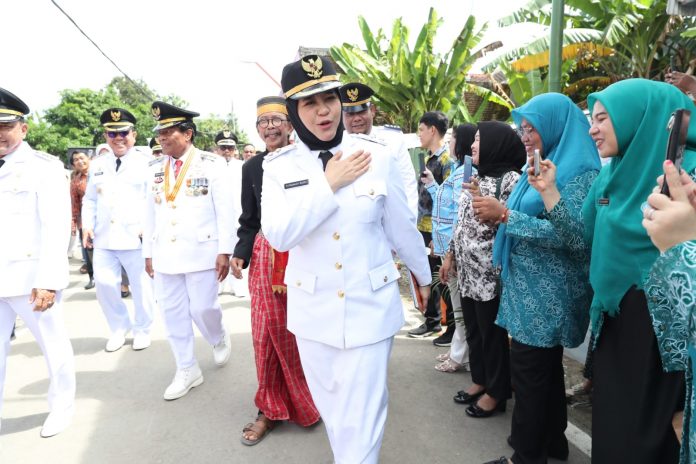 FOTO: Wakil Wali Kota Makassar, Fatmawati Rusdi saat mendampingi beberapa kepala daerah berkunjung ke salah satu lorong wisata (Longwis) yang terletak di Kecamatan Tamalate.